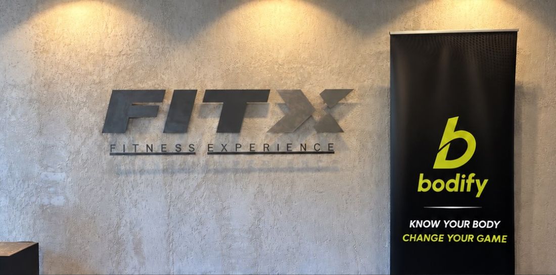 Ingresso di FitX Caserta con il roll-up Bodify