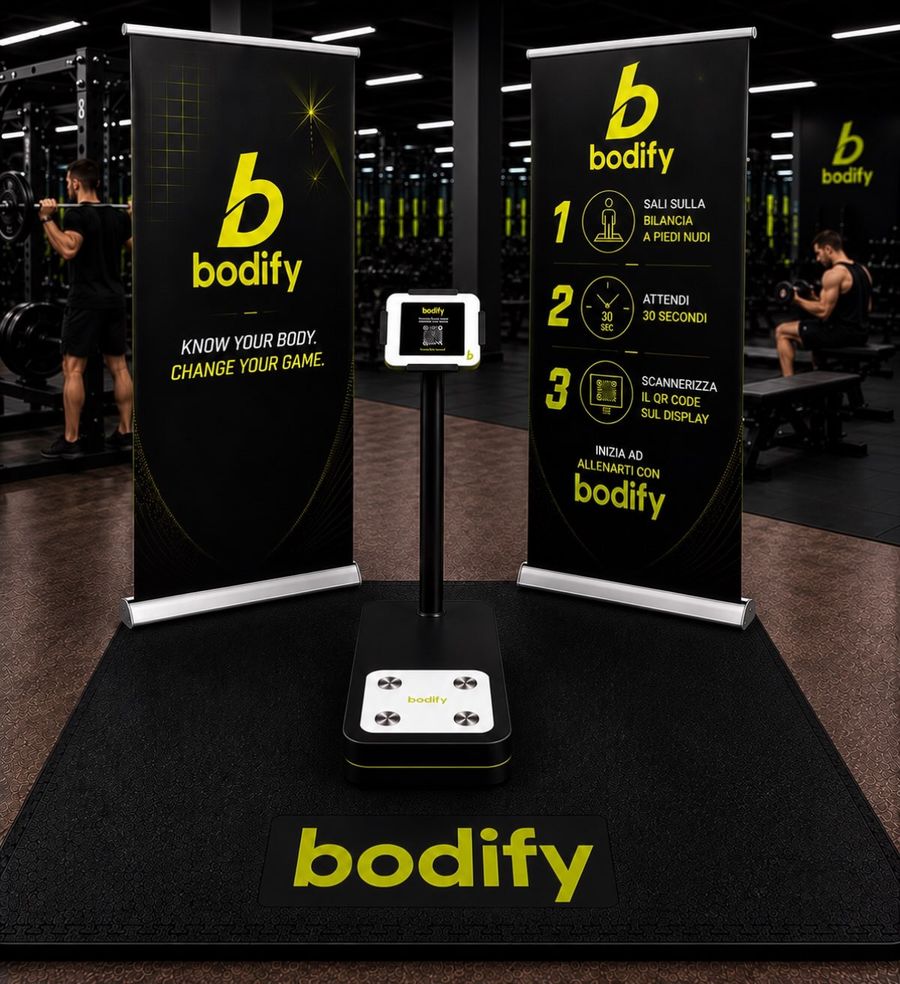 La Bodify Station: bilancia, tablet con il QR code e i roll-up con le istruzioni, in palestra